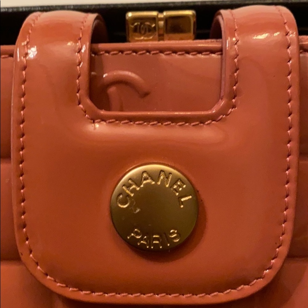 CHANEL VTG PINK CHOCOLATE BAR WRISTLET WALLET BAG BARBIECORE ⭐️⭐️⭐️⭐️⭐️ - Picture 5 of 15